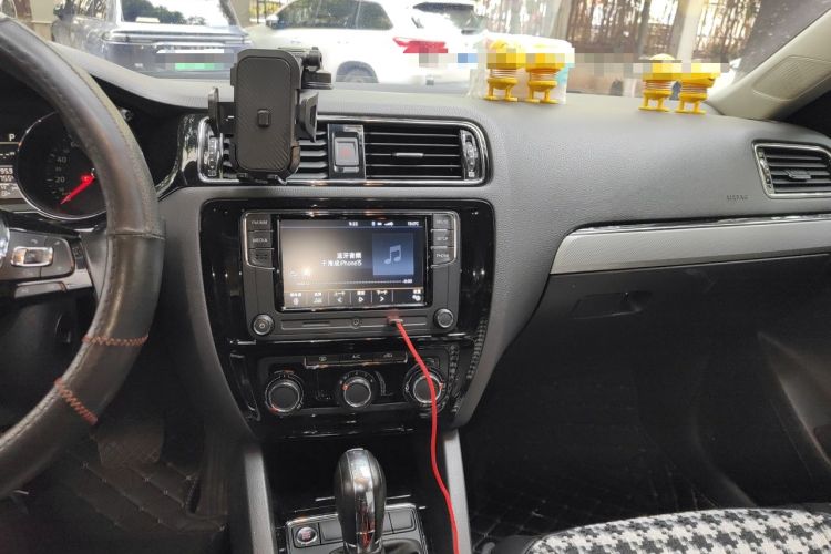 Used Volkswagen Sagitar 2017 1.6L Automatic Comfort Model Audio And AC Panel