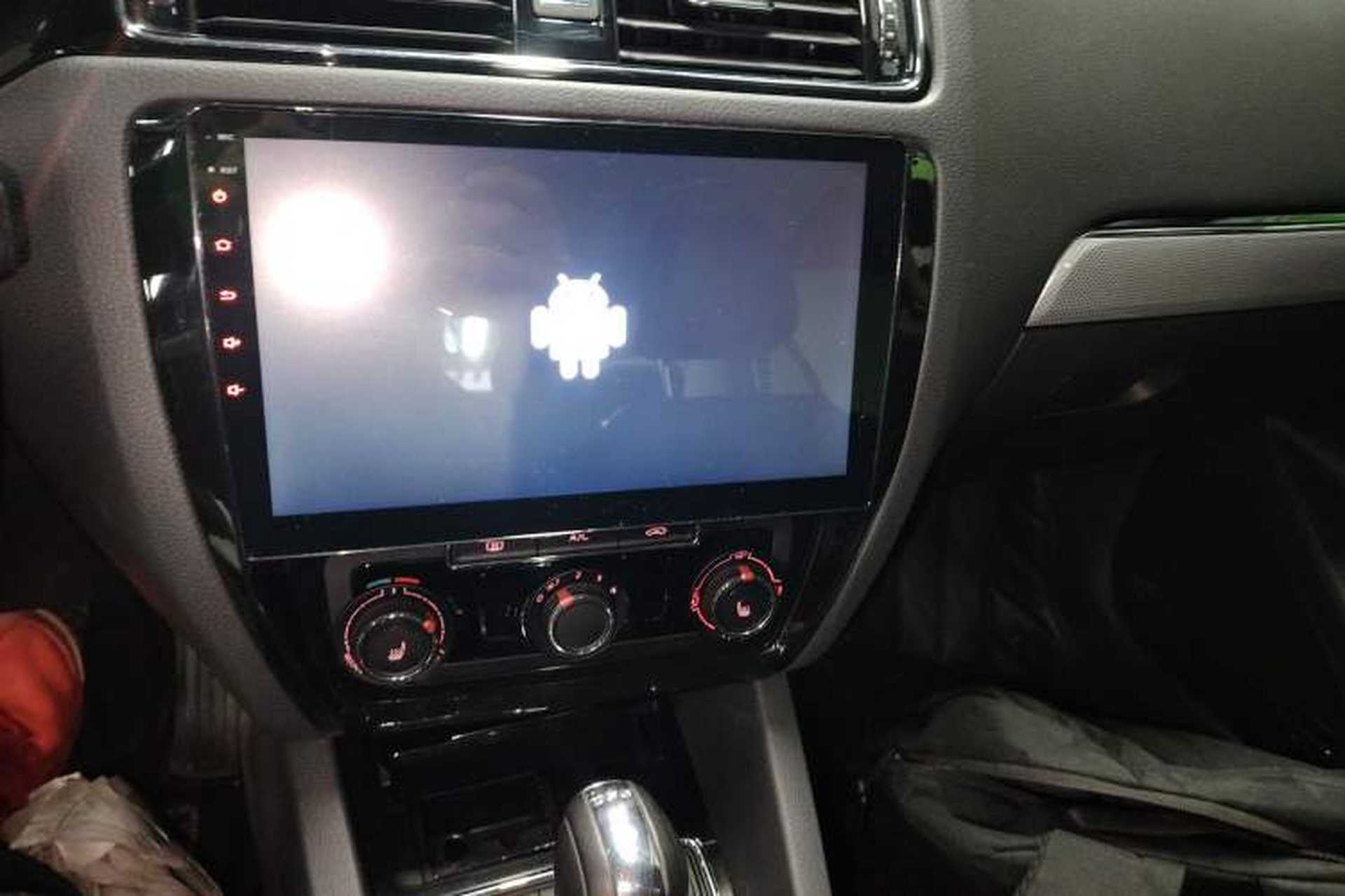 Used Volkswagen Sagitar 2017 180TSI Automatic Luxury Edition Audio And AC Panel