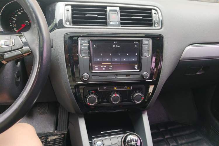 Used Volkswagen Sagitar 2017 1.6L Manual Comfort Model Audio And AC Panel