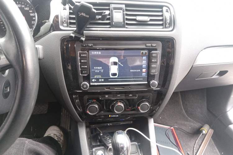 Used Volkswagen Sagitar 2017 1.6L Automatic Comfort Model Audio And AC Panel