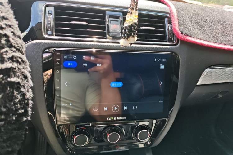 Used Volkswagen Sagitar 2017 1.6L Automatic Comfort Model Audio And AC Panel