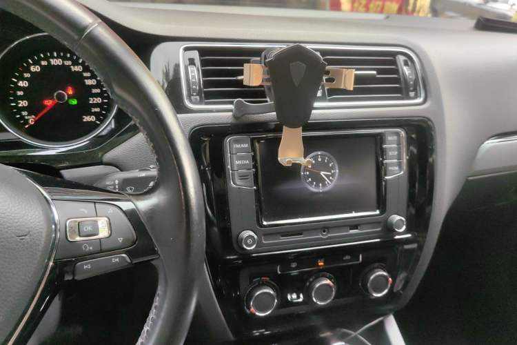 Used Volkswagen Sagitar 2017 1.6L Automatic Comfort Model Audio And AC Panel