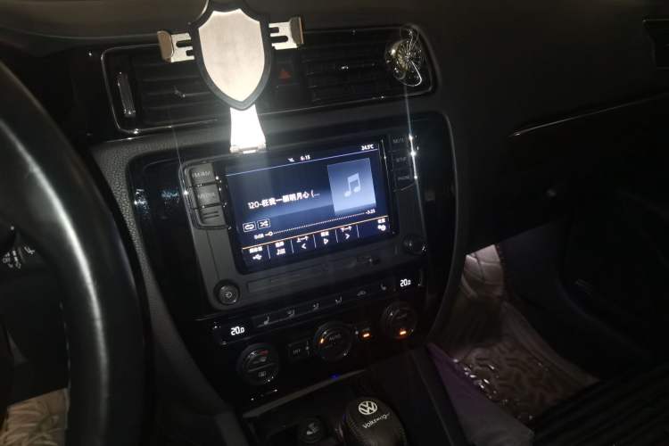 Used Volkswagen Sagitar 2017 230TSI Automatic Luxury Edition Audio And AC Panel