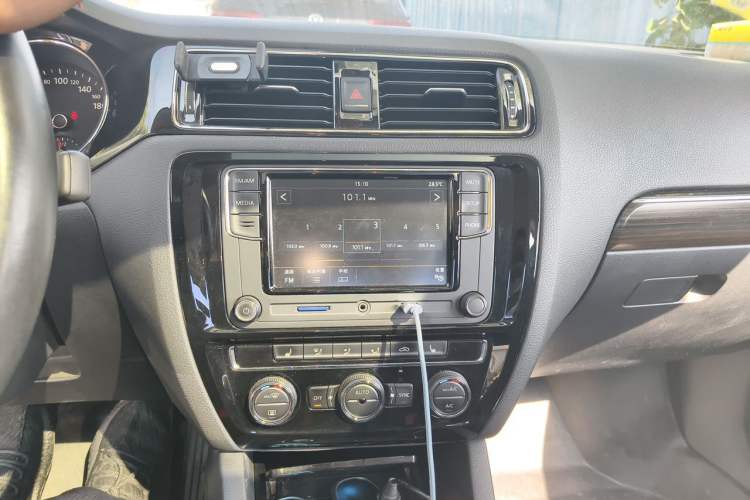 Used Volkswagen Sagitar 2017 230TSI Manual Luxury Model Audio And AC Panel