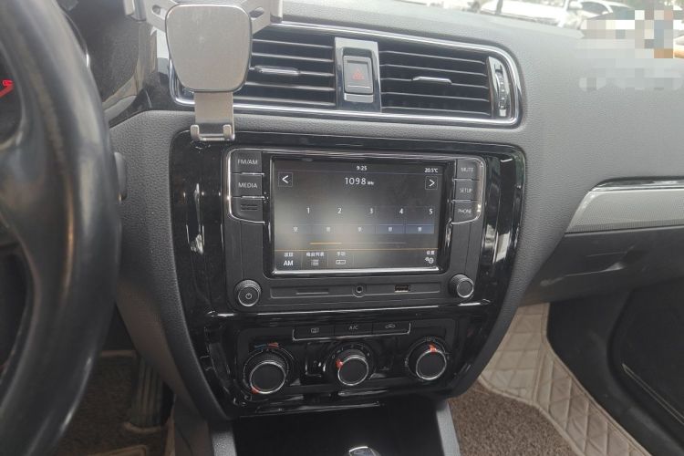 Used Volkswagen Sagitar 2017 1.6L Automatic Comfort Model Audio And AC Panel