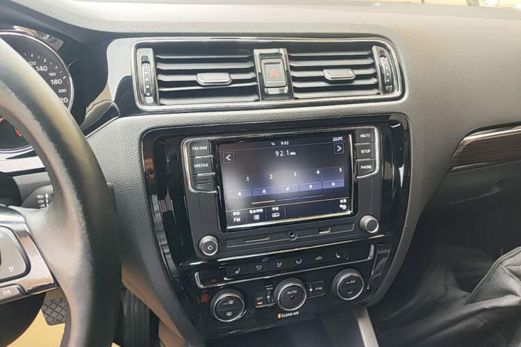 Used Volkswagen Sagitar 2017 230TSI Automatic Luxury Edition Audio And AC Panel