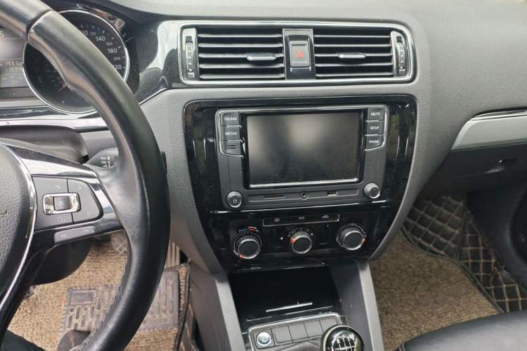 Used Volkswagen Sagitar 2017 1.6L Manual Comfort Model Audio And AC Panel