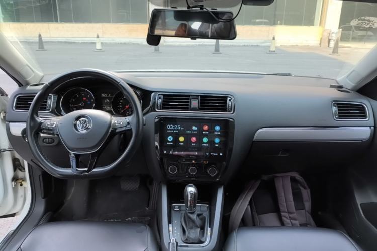 Used Volkswagen Sagitar 2017 230TSI Automatic Comfort Version Center Console