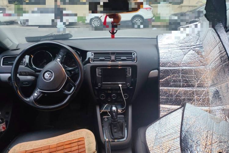 Used Volkswagen Sagitar 2017 180TSI Automatic Luxury Edition Center Console
