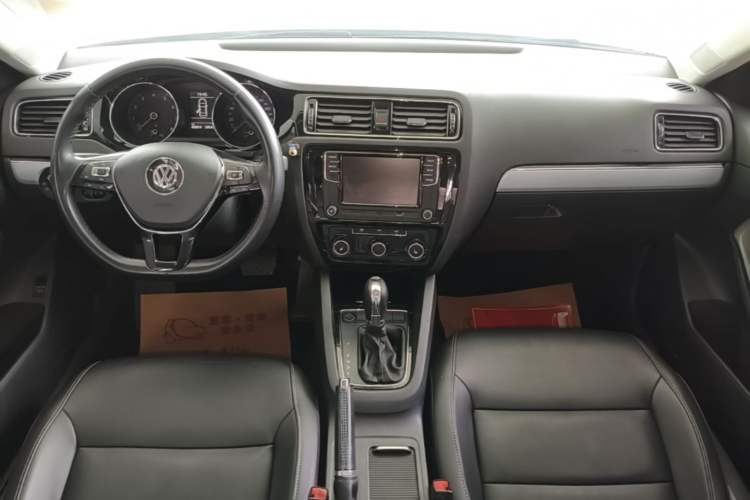 Used Volkswagen Sagitar 2017 180TSI Automatic Leading Model Center Console