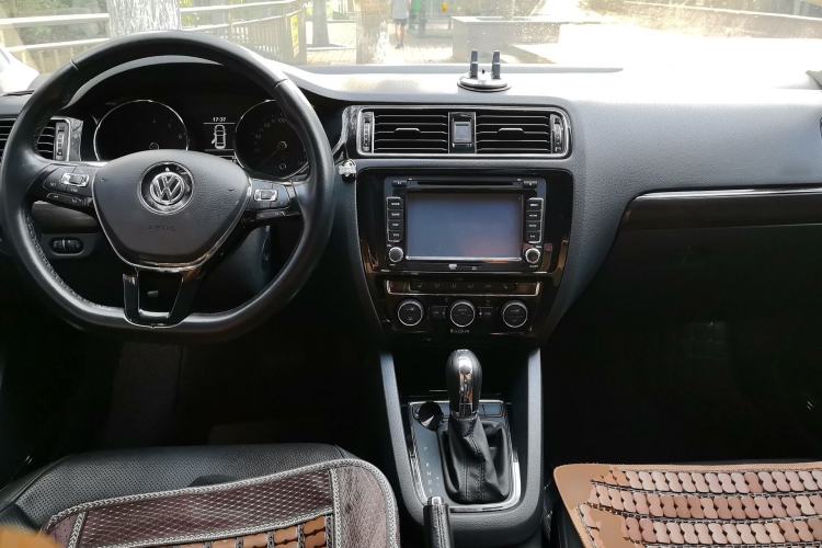 Used Volkswagen Sagitar 2017 230TSI Automatic Luxury Edition Center Console