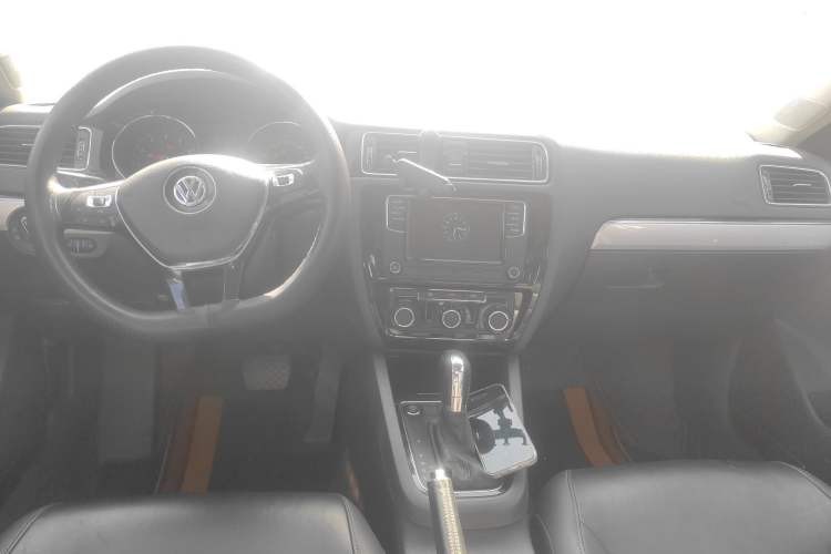 Used Volkswagen Sagitar 2017 1.6L Automatic Comfort Model Center Console