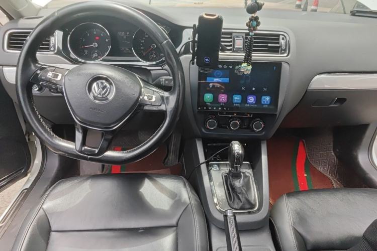 Used Volkswagen Sagitar 2017 230TSI Automatic Comfort Version Center Console