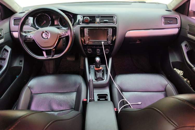 Used Volkswagen Sagitar 2017 1.6L Automatic Comfort Model Center Console