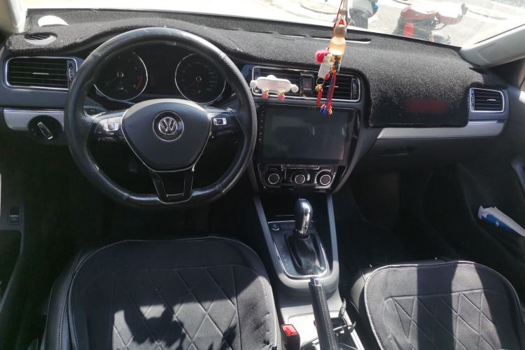 Used Volkswagen Sagitar 2017 230TSI Automatic Comfort Version Center Console