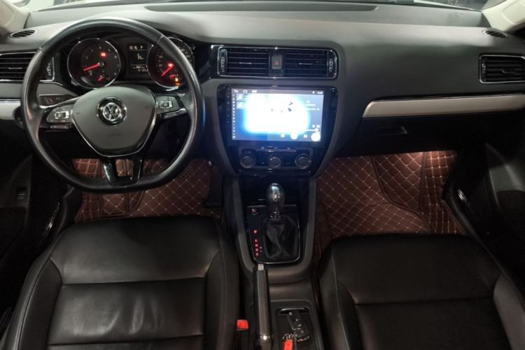 Used Volkswagen Sagitar 2017 230TSI Automatic Comfort Version Center Console