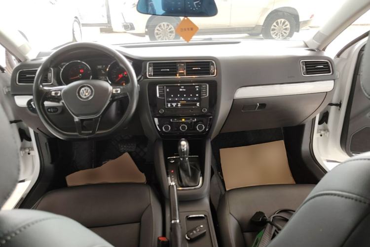 Used Volkswagen Sagitar 2017 230TSI Automatic Comfort Version Center Console