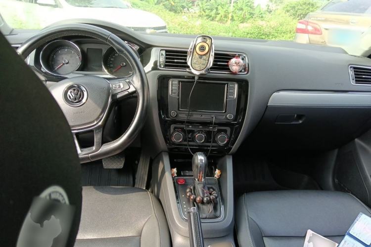 Used Volkswagen Sagitar 2017 1.6L Automatic Comfort Model Center Console