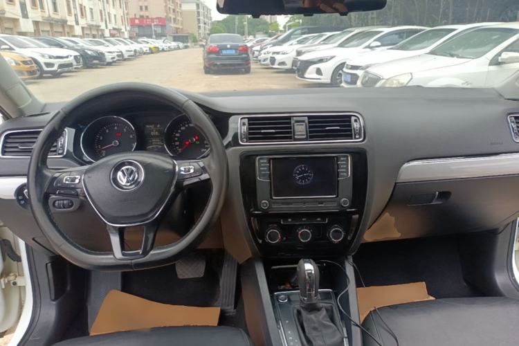 Used Volkswagen Sagitar 2017 1.6L Automatic Comfort Model Center Console