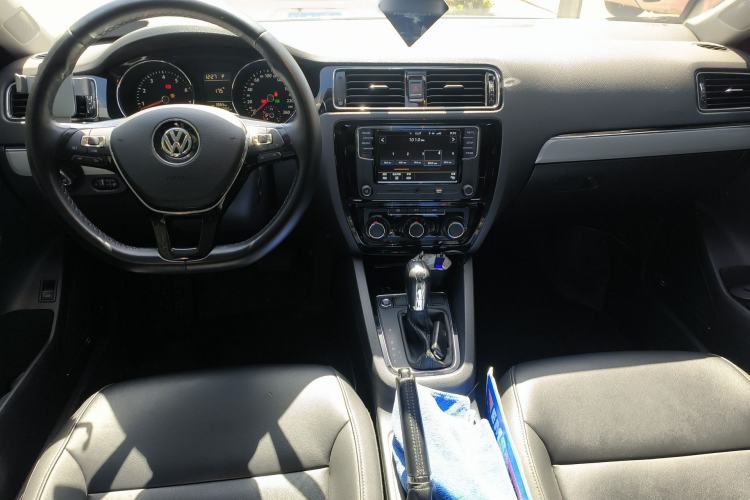 Used Volkswagen Sagitar 2017 230TSI Automatic Comfort Version Center Console
