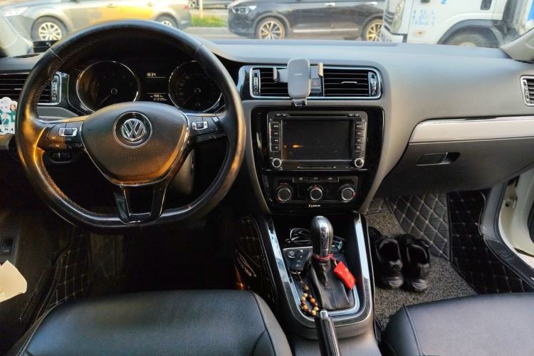 Used Volkswagen Sagitar 2017 230TSI Automatic Comfort Version Center Console