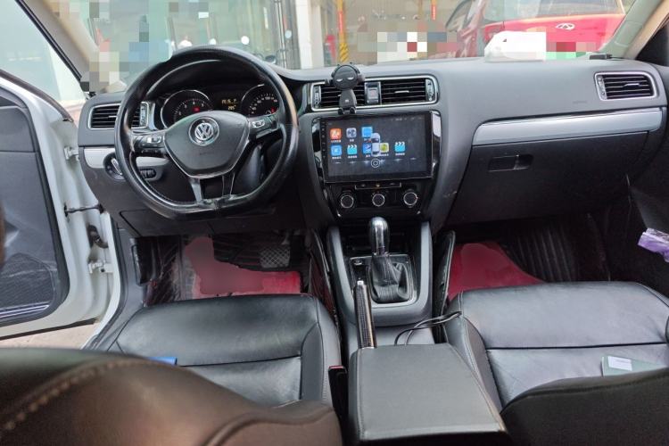 Used Volkswagen Sagitar 2017 1.6L Automatic Fashion Model Center Console