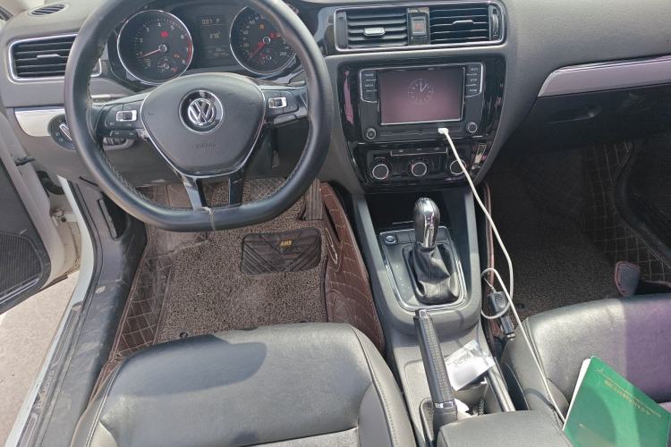 Used Volkswagen Sagitar 2017 230TSI Automatic Comfort Version Center Console