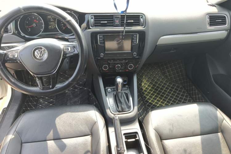 Used Volkswagen Sagitar 2017 1.6L Automatic Comfort Model Center Console