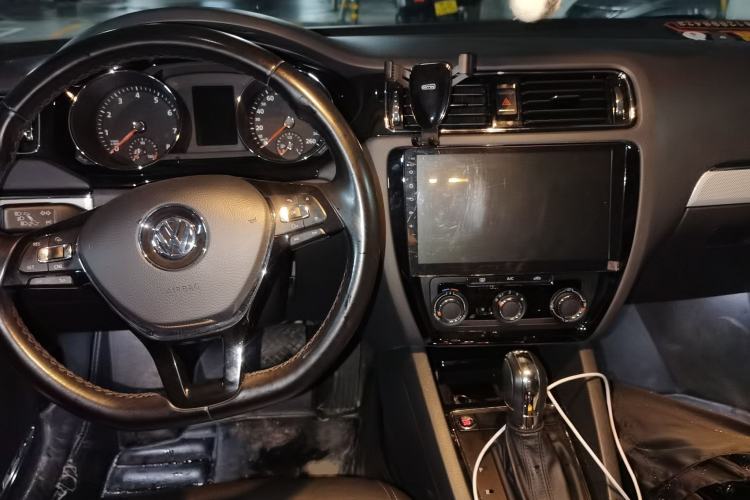 Used Volkswagen Sagitar 2017 230TSI Automatic Comfort Version Center Console