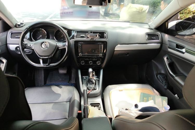 Used Volkswagen Sagitar 2017 230TSI Automatic Comfort Version Center Console