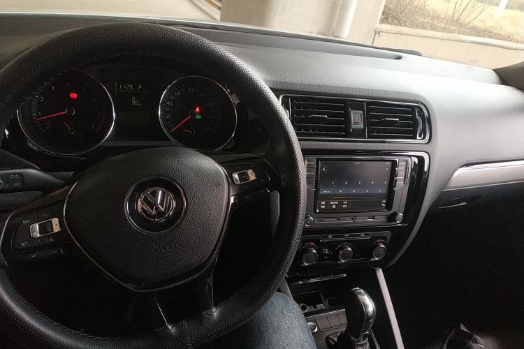 Used Volkswagen Sagitar 2017 230TSI Automatic Comfort Version Center Console
