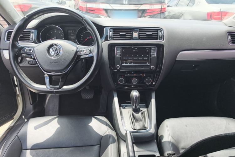 Used Volkswagen Sagitar 2017 1.6L Automatic Comfort Model Center Console