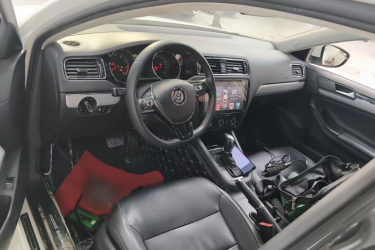 Used Volkswagen Sagitar 2017 1.6L Automatic Comfort Model Center Console