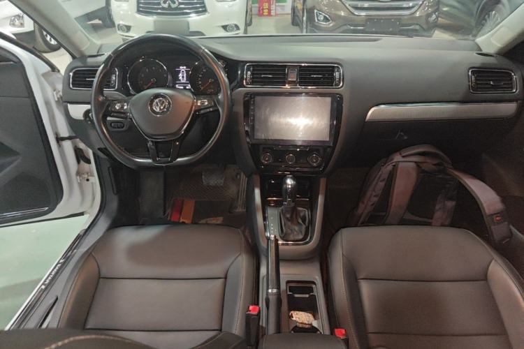 Used Volkswagen Sagitar 2017 180TSI Automatic Luxury Edition Center Console