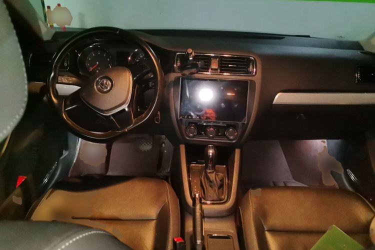 Used Volkswagen Sagitar 2017 230TSI Automatic Comfort Version Center Console