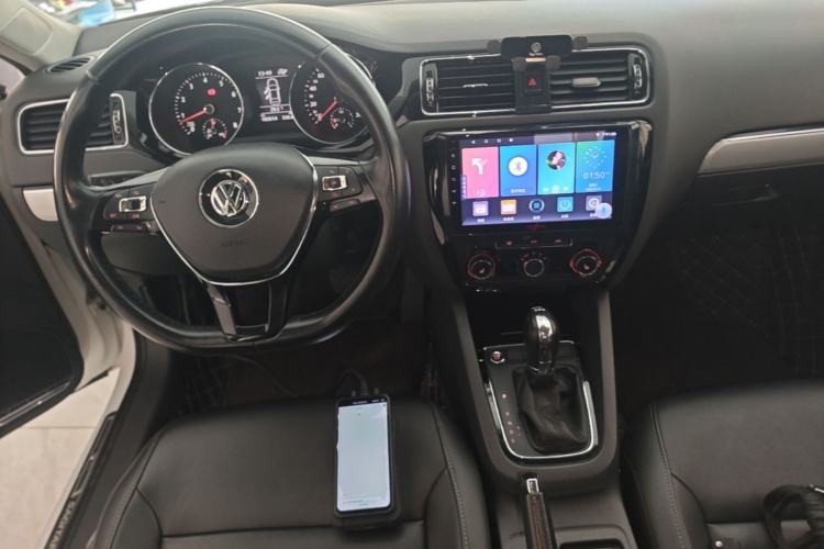 Used Volkswagen Sagitar 2017 180TSI Automatic Luxury Edition Center Console