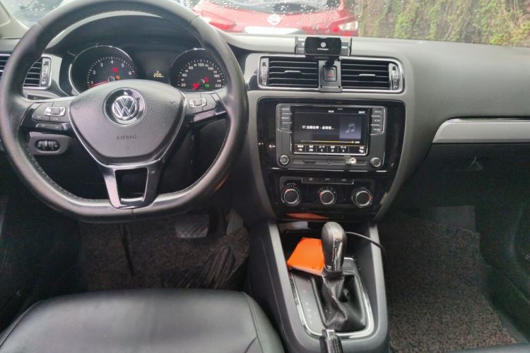 Used Volkswagen Sagitar 2017 230TSI Automatic Comfort Version Center Console