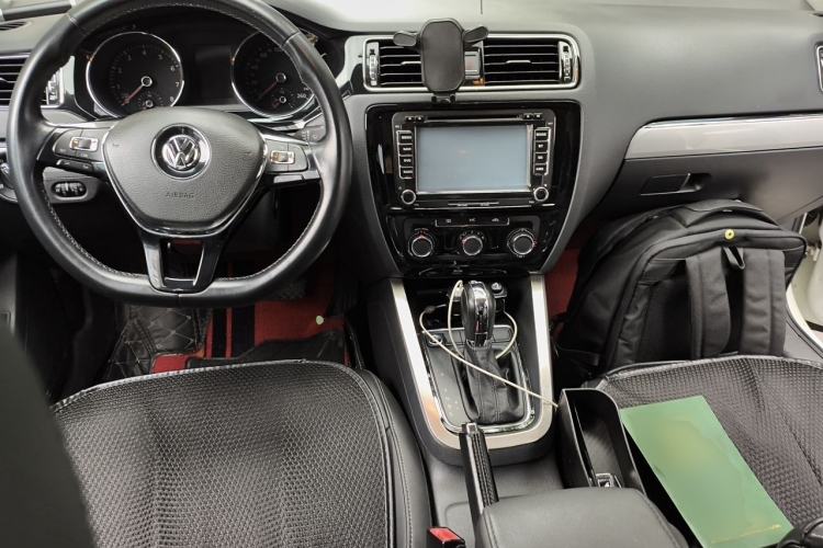 Used Volkswagen Sagitar 2017 230TSI Automatic Comfort Version Center Console