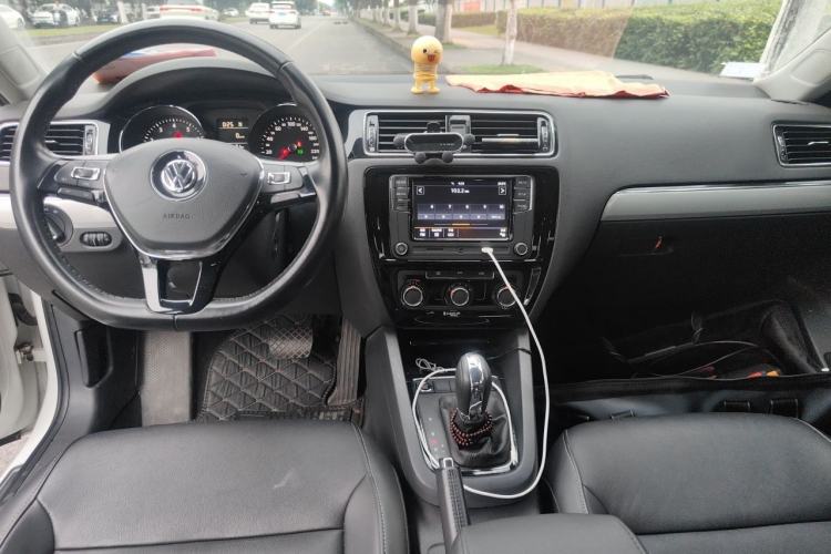 Used Volkswagen Sagitar 2017 1.6L Automatic Comfort Model Center Console