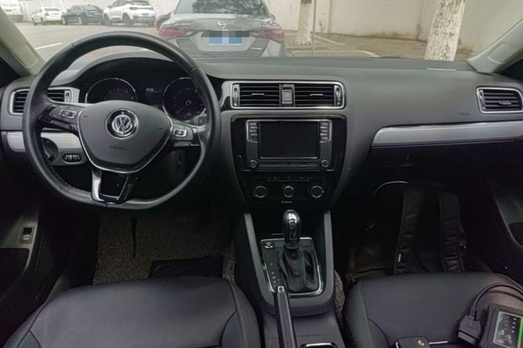 Used Volkswagen Sagitar 2017 230TSI Automatic Comfort Version Center Console