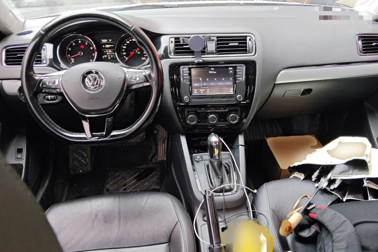 Used Volkswagen Sagitar 2017 1.6L Automatic Comfort Model Center Console