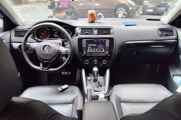 Used Volkswagen Sagitar 2017 230TSI Automatic Comfort Version Center Console