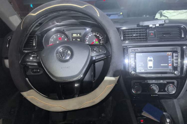 Used Volkswagen Sagitar 2017 230TSI Automatic Comfort Version Center Console