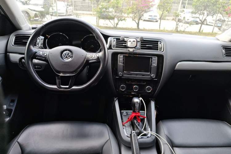 Used Volkswagen Sagitar 2017 1.6L Automatic Comfort Model Center Console