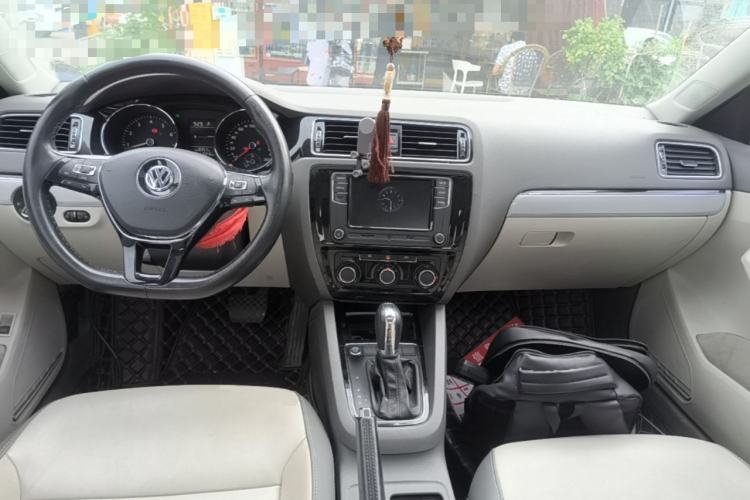Used Volkswagen Sagitar 2017 230TSI Automatic Comfort Version Center Console