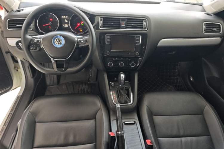 Used Volkswagen Sagitar 2017 230TSI Automatic Comfort Version Center Console
