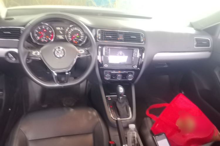 Used Volkswagen Sagitar 2017 230TSI Automatic Comfort Version Center Console
