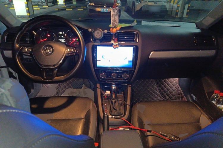 Used Volkswagen Sagitar 2017 230TSI Automatic Comfort Version Center Console