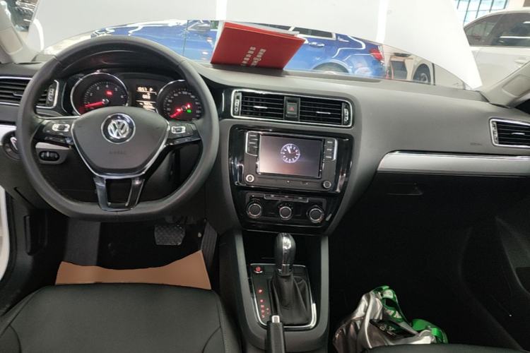 Used Volkswagen Sagitar 2017 1.6L Automatic Comfort Model Center Console