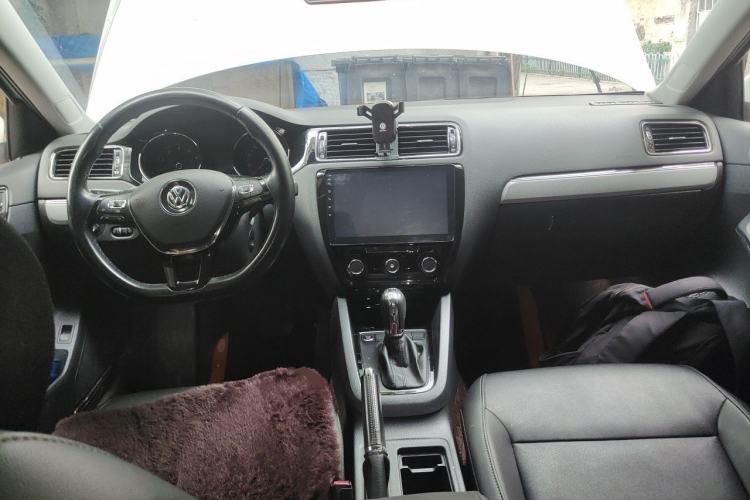 Used Volkswagen Sagitar 2017 230TSI Automatic Comfort Version Center Console